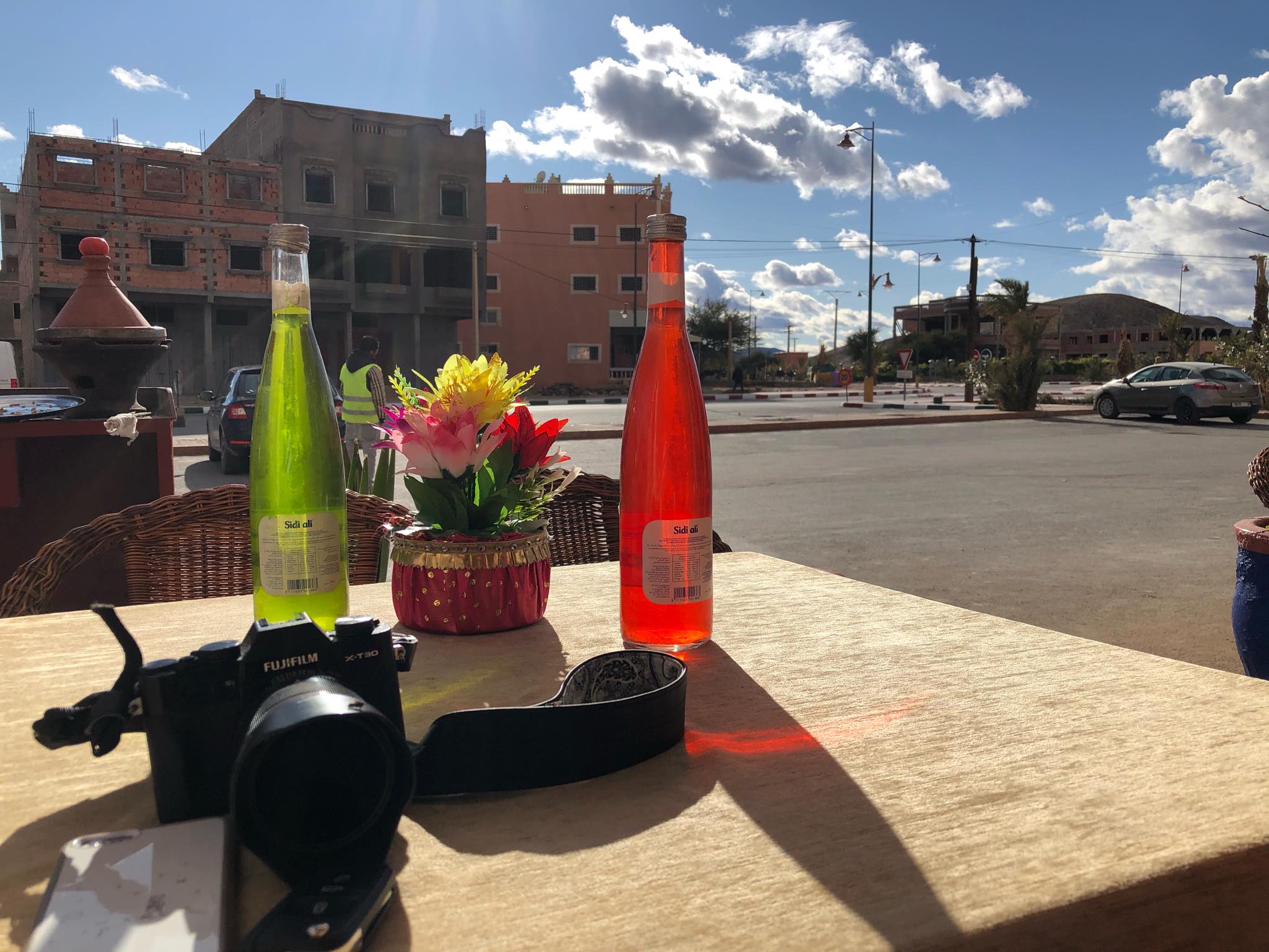 Limonáda + pan parkovač - na fotce mezi zelenou lahví a květinou